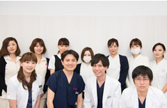 和田哲行院長と品川美容外科渋谷院のスタッフの皆さん