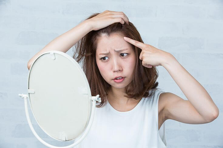 最近抜け毛が止まらない…。過剰なヘアケアが原因かも！？